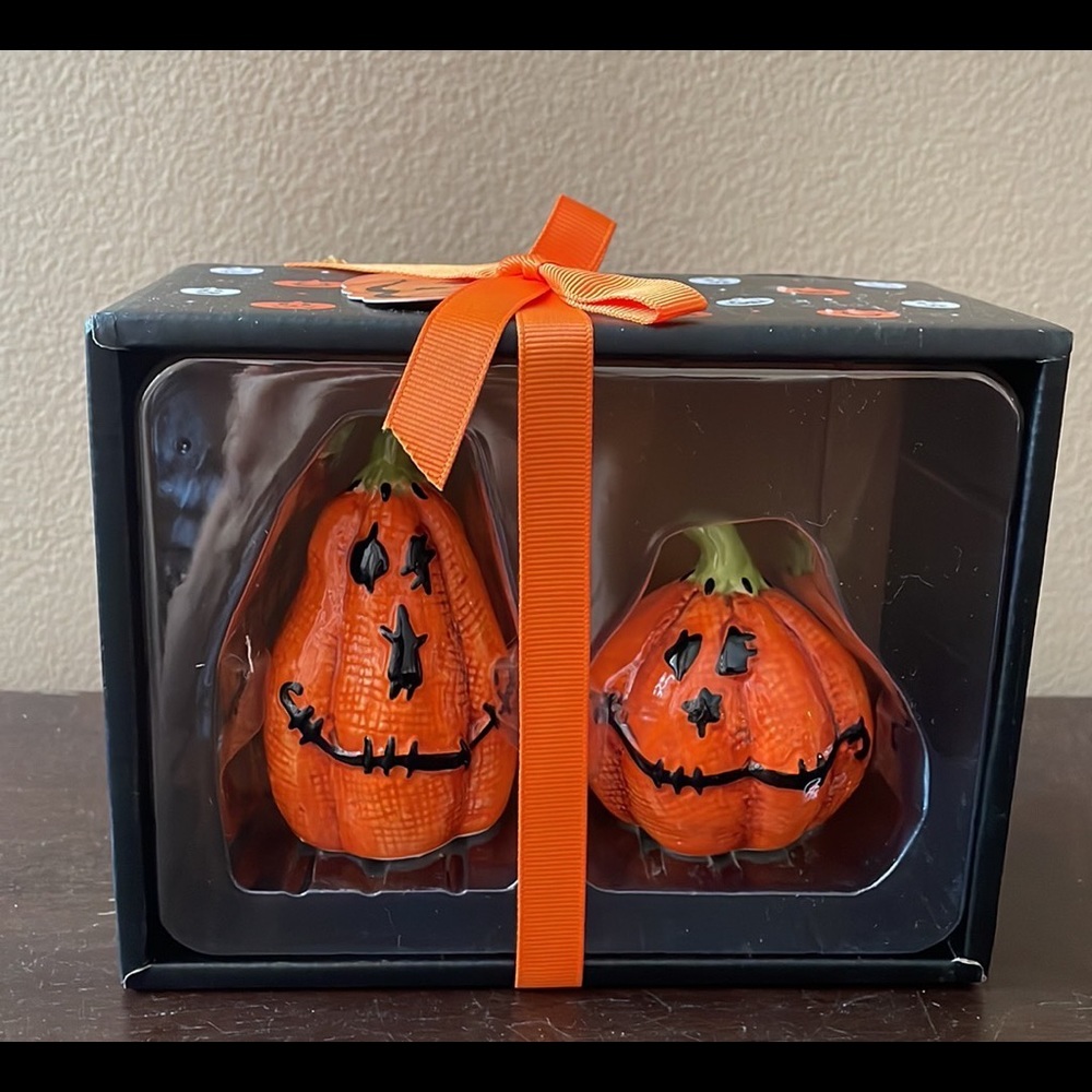 Blue Sky Clayworks Salt-Pepper Shakers Halloween Pumpkin New - Picture 1 of 3